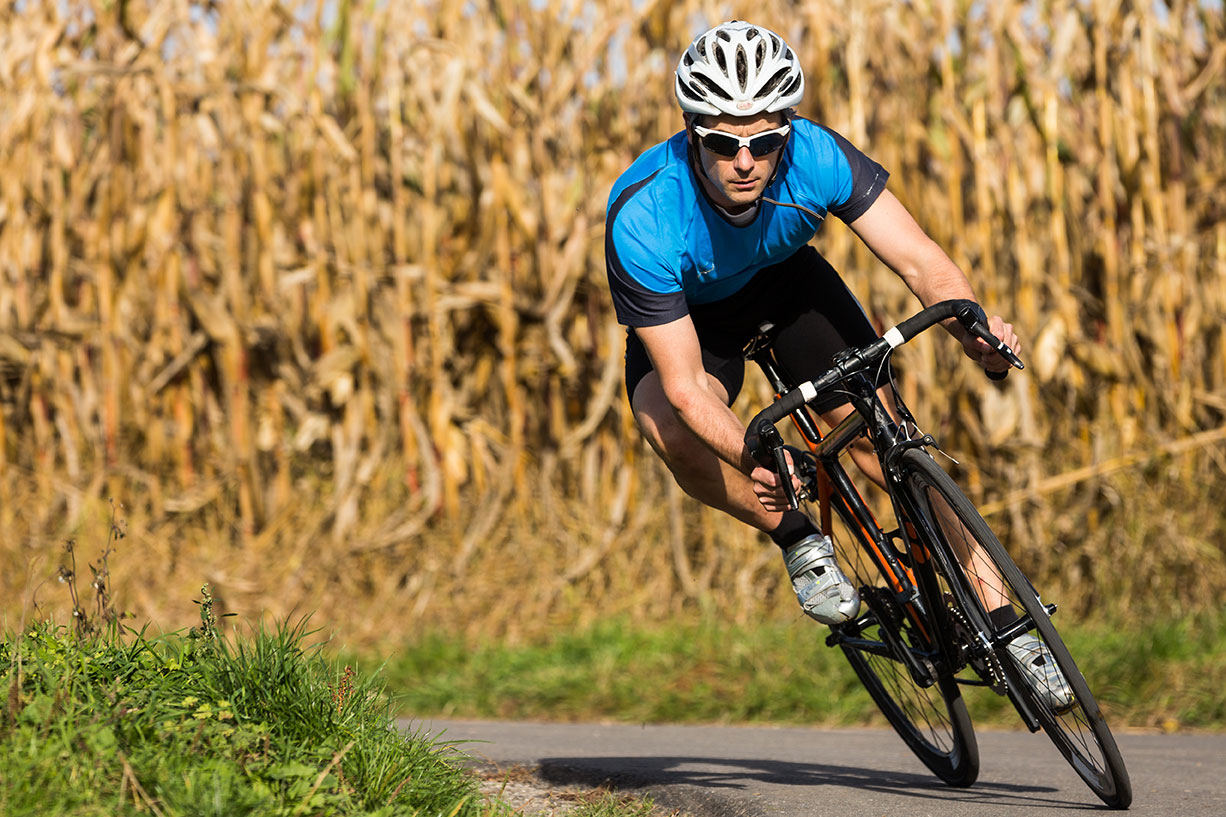 Radfahrer unterwegs mit einem Wattmessgerät